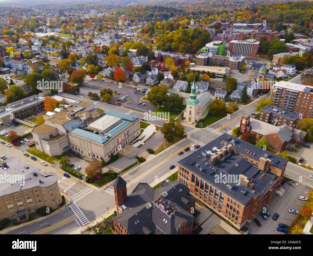 Luftaufnahme des Worcester Art Museum in der Salisbury Street 55 und der Skyline der Innenstadt von Worcester im Herbst in Massachusetts, USA. Stockfoto