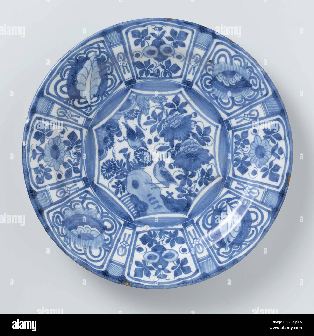 . Fayencenteller mit einer Dekoration zum chinesischen Porzellan aus der Zeit des Kaisers Wan Li (1600-1630). Stockfoto