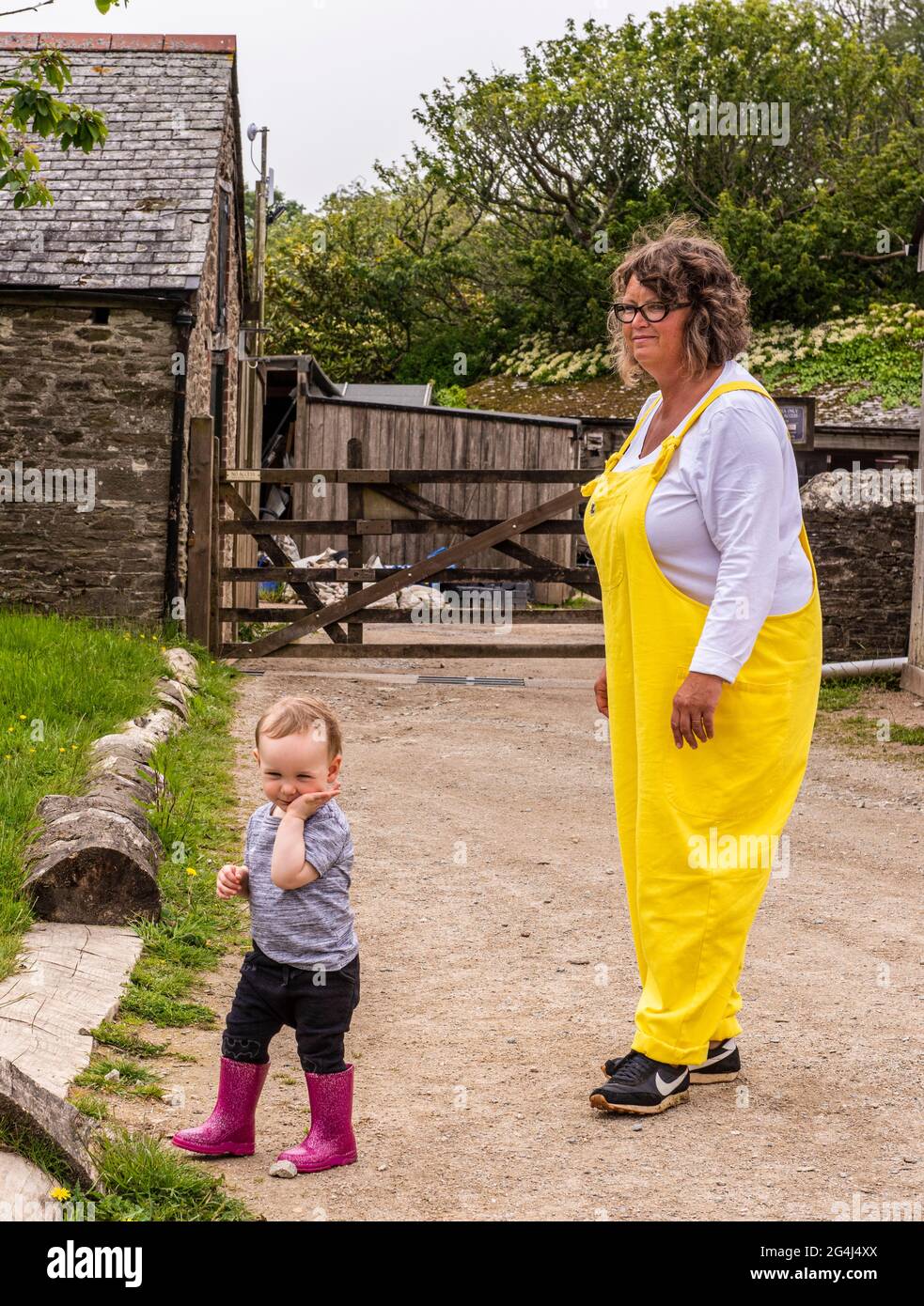 Mutter und Kleinkind besuchen Farm, Lost Gardens of Heligan, Cornwall Stockfoto