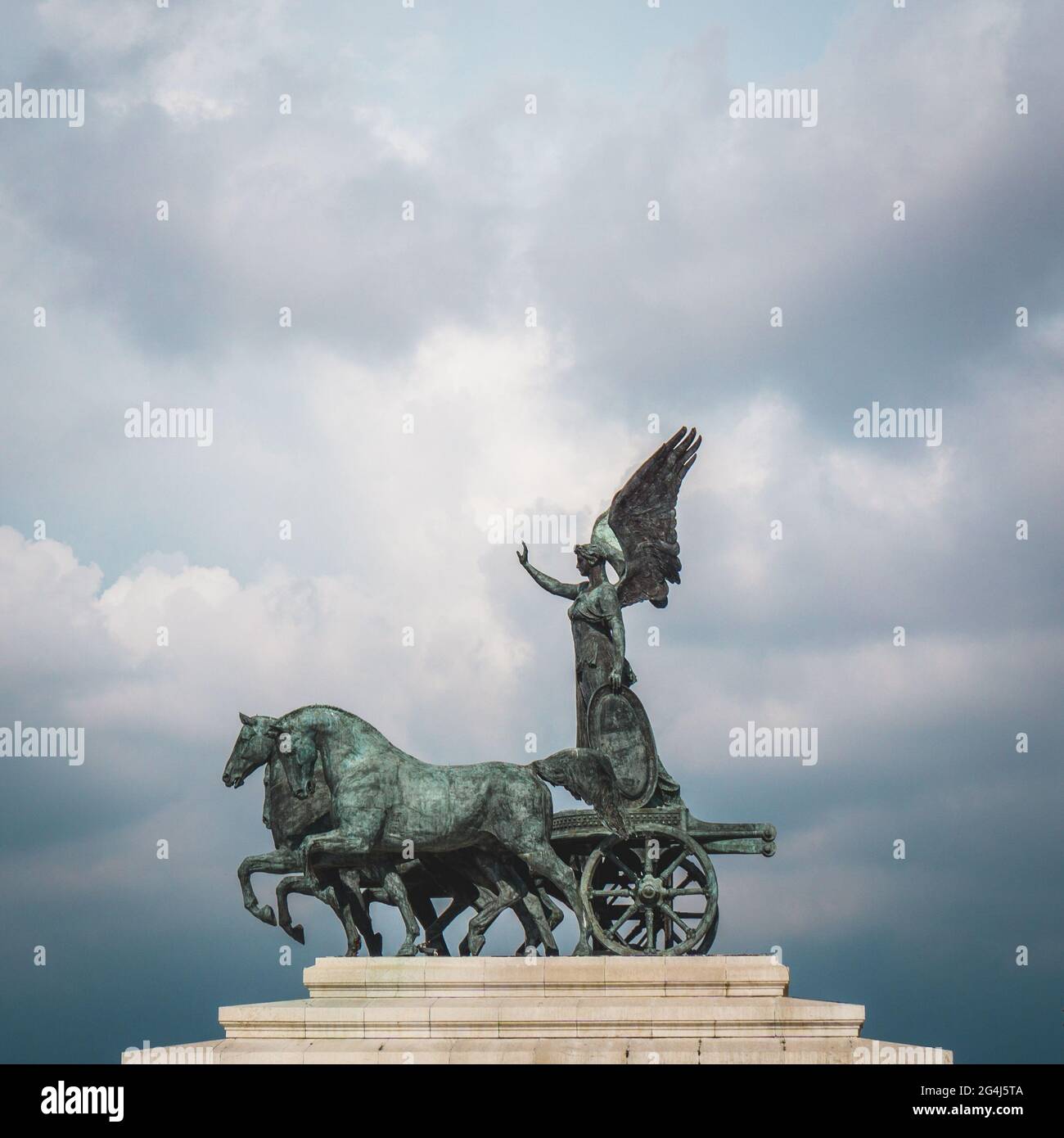 Wächter des Himmels - Statue der Göttin Victoria auf Altare della Patria Stockfoto