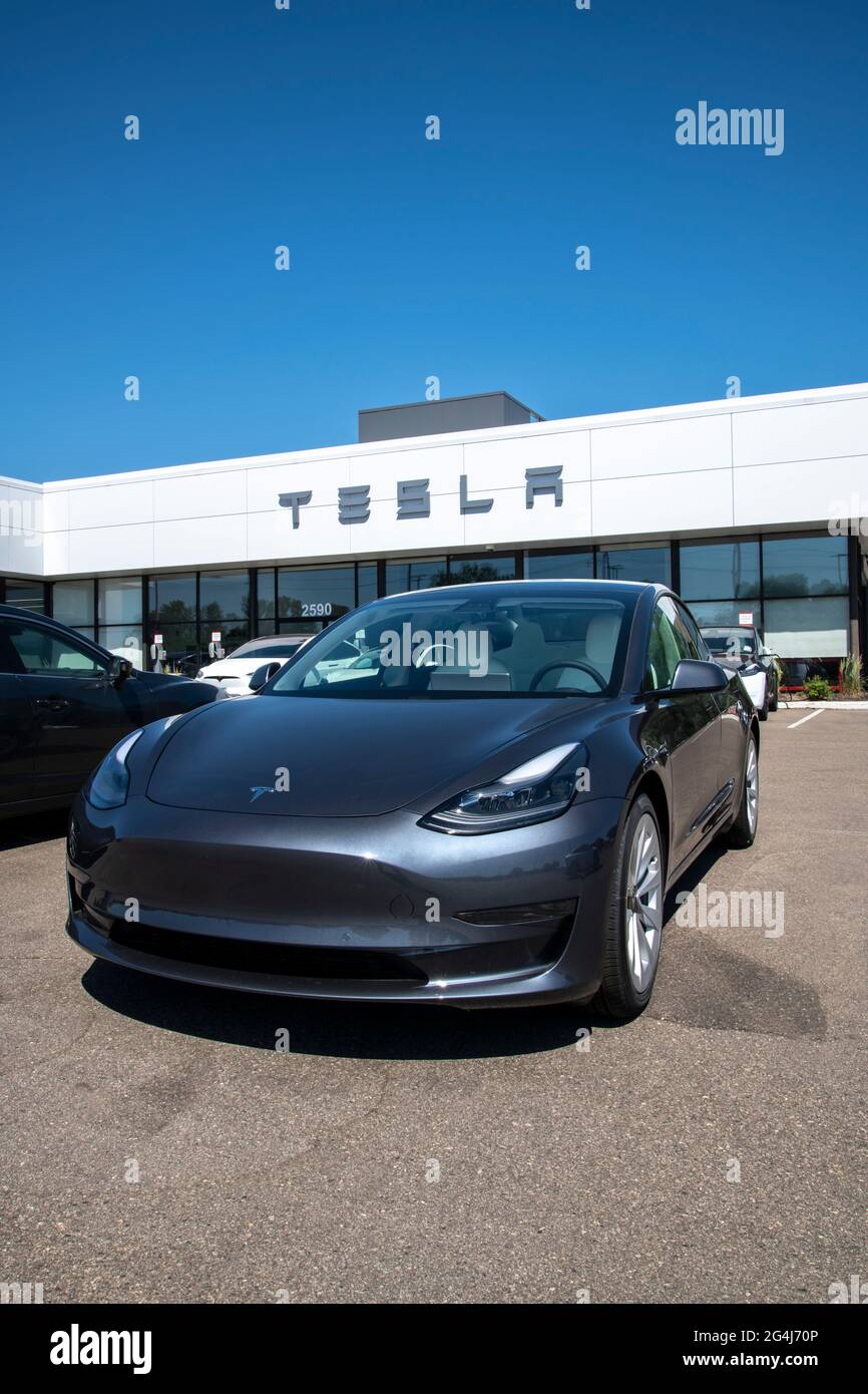 Maplewood, Minnesota. Tesla Autohaus. Tesla, Inc. Ist ein amerikanisches Unternehmen für Elektrofahrzeuge und saubere Energie. Stockfoto