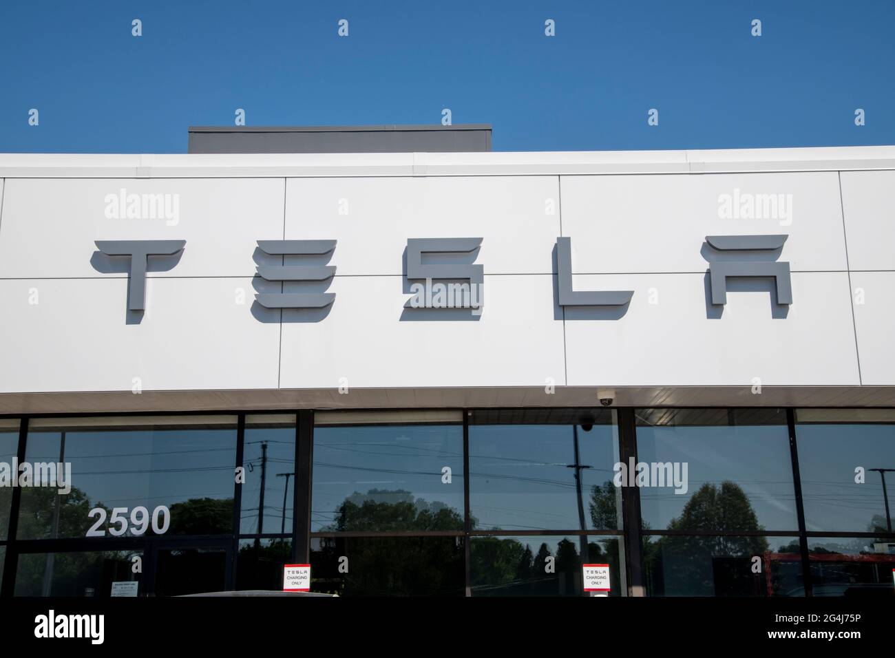 Maplewood, Minnesota. Tesla-Logo für Autohändler. Tesla, Inc. Ist ein amerikanisches Unternehmen für Elektrofahrzeuge und saubere Energie. Stockfoto