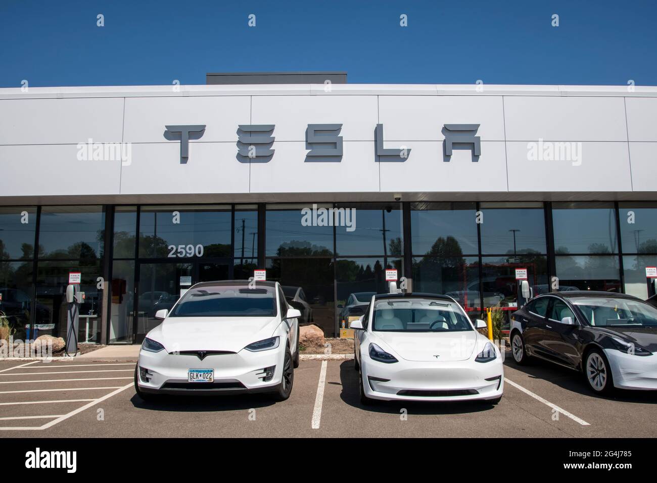 Maplewood, Minnesota. Tesla Autohaus. Tesla, Inc. Ist ein amerikanisches Unternehmen für Elektrofahrzeuge und saubere Energie. Stockfoto