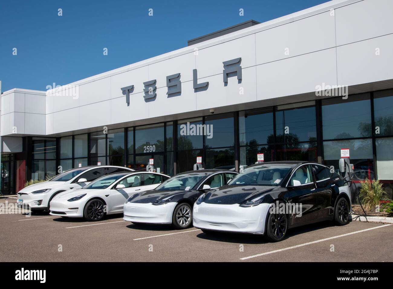 Maplewood, Minnesota. Tesla Autohaus. Autos an Ladestationen. Tesla, Inc. Ist ein amerikanisches Unternehmen für Elektrofahrzeuge und saubere Energie. Stockfoto