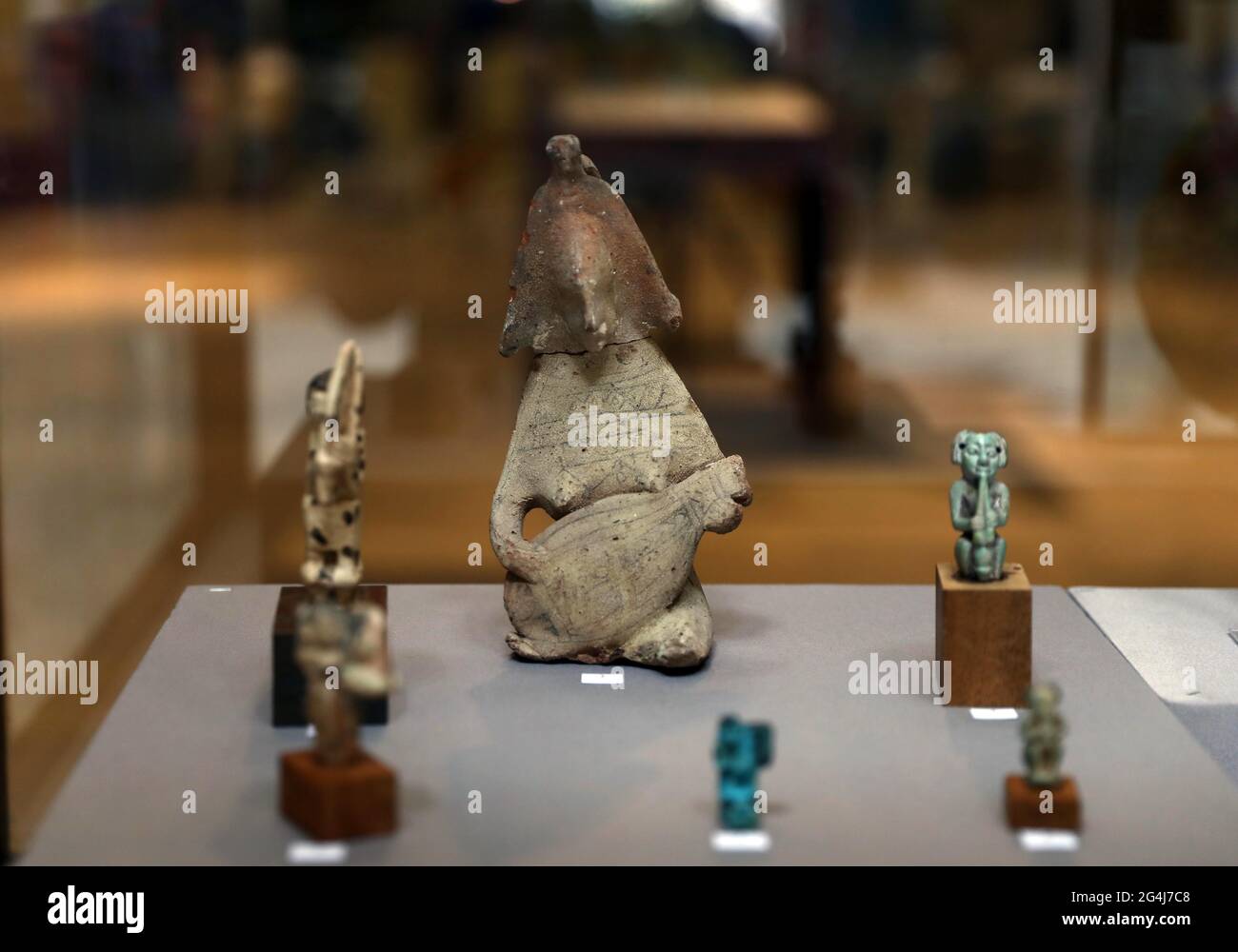 Kairo. Juni 2021. Das am 21. Juni 2021 aufgenommene Foto zeigt Statuetten alter Ägypter, die Musikinstrumente spielen, auf einer Ausstellung in Kairo, Ägypten. Eine Sammlung von 22 alten Musikinstrumenten wird im Ägyptischen Museum im Tahrir in Kairo gezeigt, um den Weltmusiktag zu feiern, ein jährliches Musikfest, das am 21. Juni stattfindet. Quelle: Ahmed Gomaa/Xinhua/Alamy Live News Stockfoto