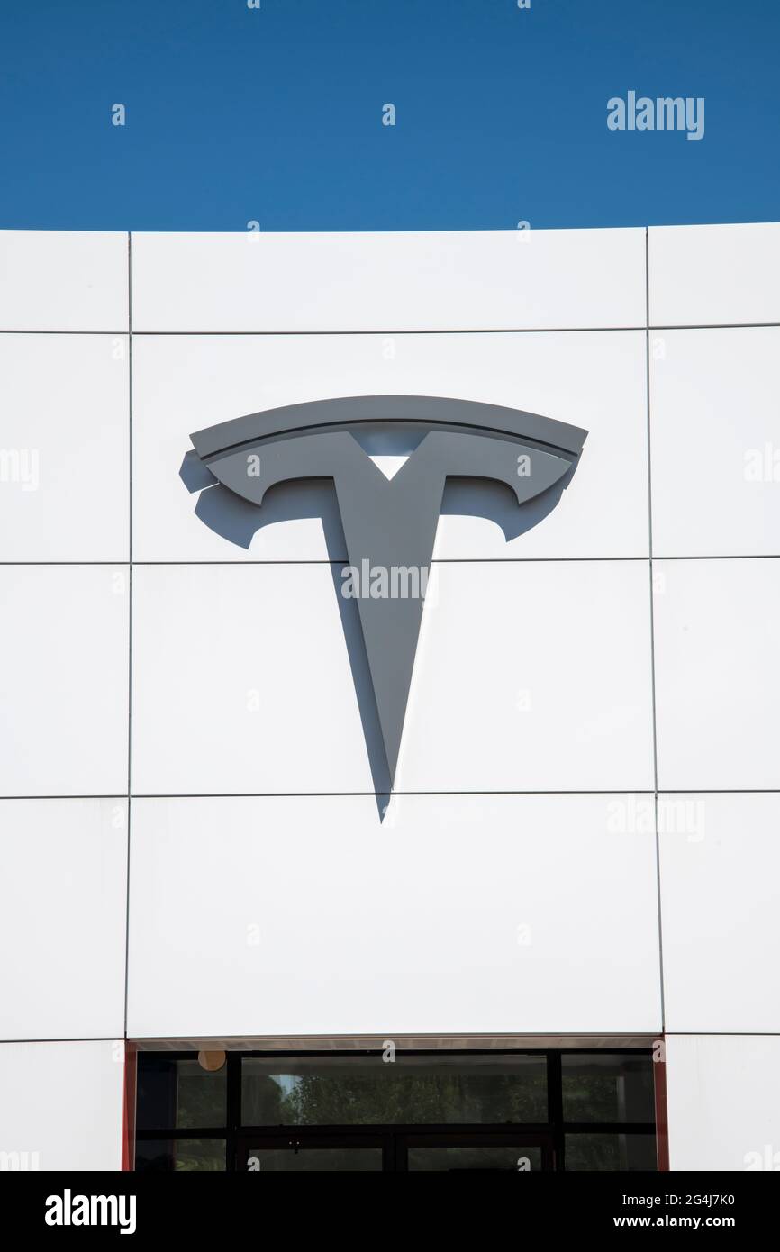 Maplewood, Minnesota. Tesla Autohaus-Logo auf dem Gebäude. Stockfoto