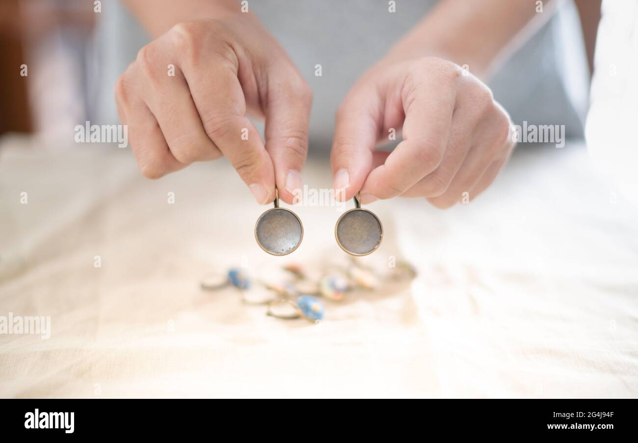 Die weiblichen Hände halten und die Wahl der Holzplatte Rahmen Ohrring für Stickgarn, für Handwerk und Hobby-Konzept. Stockfoto