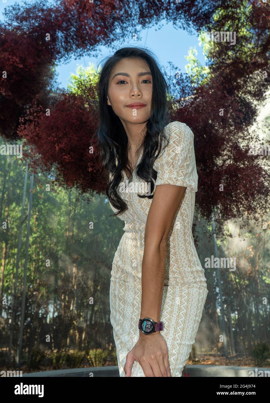 Dunkle Haare asiatische Mädchen im Garten der Blumen Stockfoto