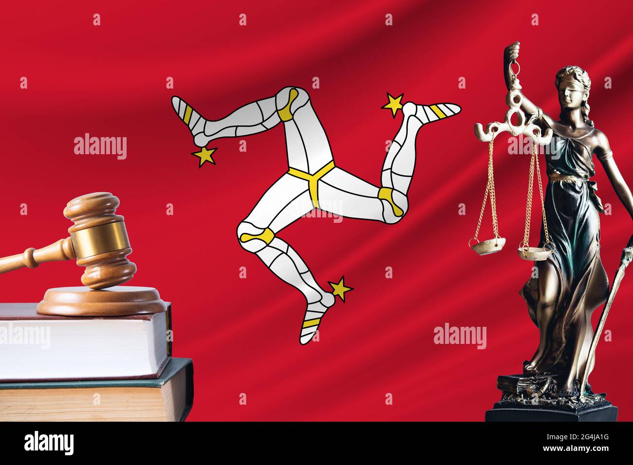 Recht und Gerechtigkeit auf der Isle of man. Statue von themis und der Gavel des Richters vor dem Hintergrund der Flagge der Isle of man. Recht und Gerechtigkeit Konzept Stockfoto