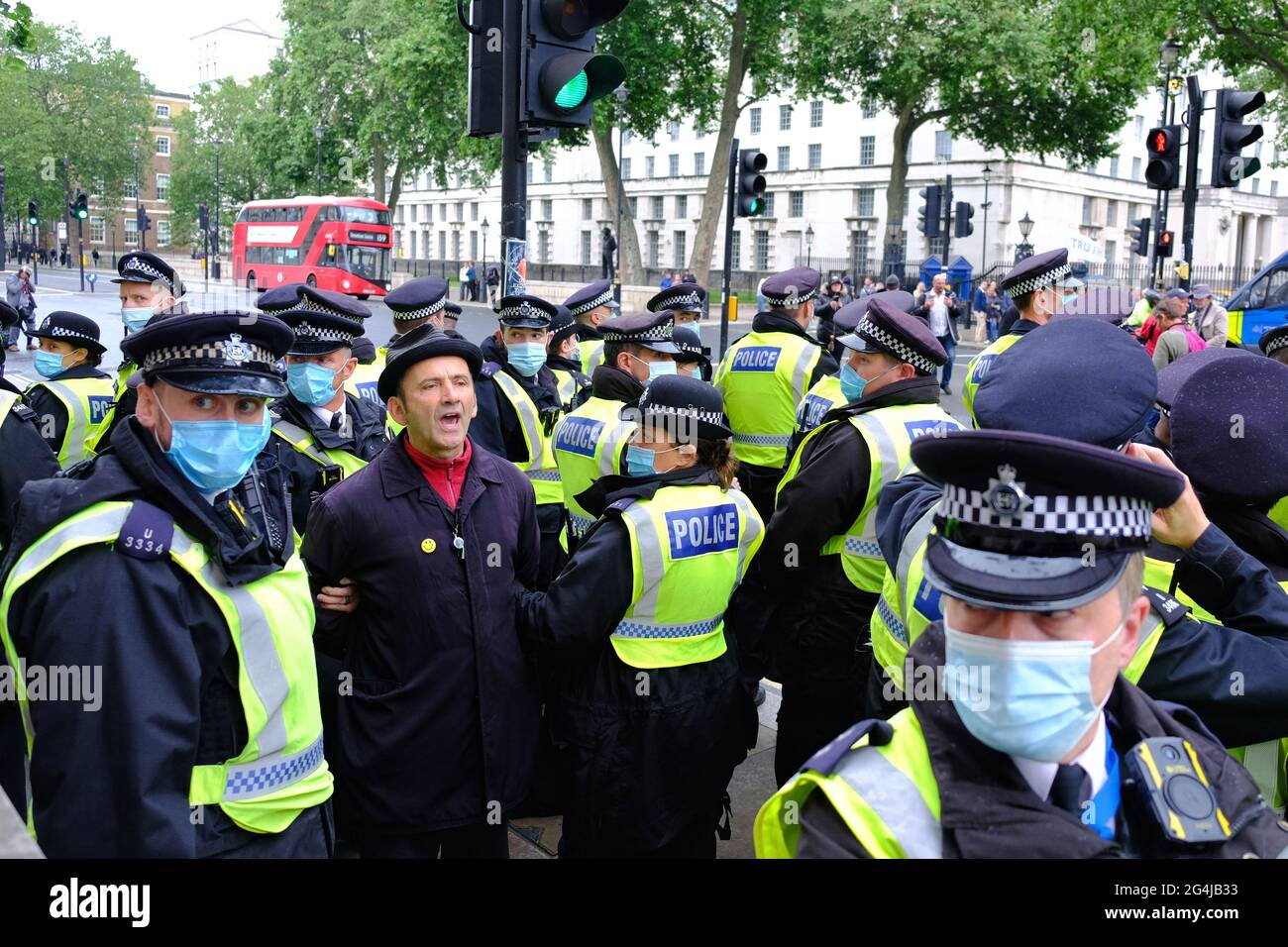Ein Anti-Lockdown-Protestler singt, als er von der Polizei in der Nähe der Downing Street verhaftet wird. Eine Demonstration wurde als Lockdown-Phase 4 bezeichnet, die sich verzögert Stockfoto