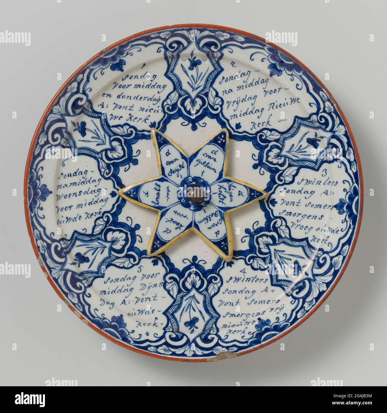 . Tafel aus weiß glasierten Töpferwaren mit dem Motiv eines rotierenden Sterns, einer Inschrift in Blau und anderen Ornamenten. So genannte Predigtafel 1788-1805. Die Namen der verschiedenen Pastoren sind auf dem Brett erwähnt. Stockfoto