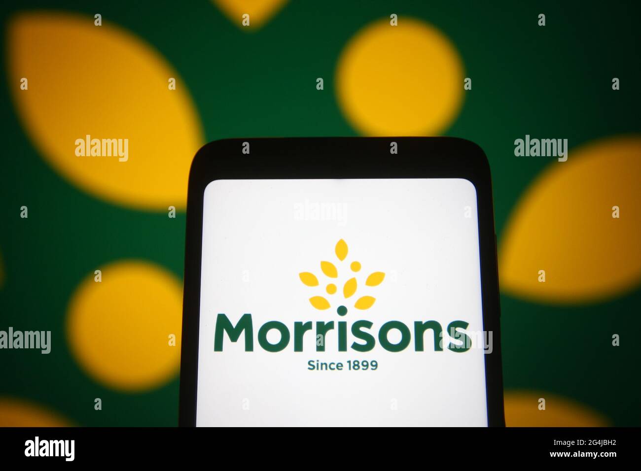Auf dieser Fotobilder ist ein Morrisons-Logo (WM Morrison Supermarkets) eines britischen Supermarktunternehmens auf einem Smartphone-Bildschirm zu sehen. Stockfoto