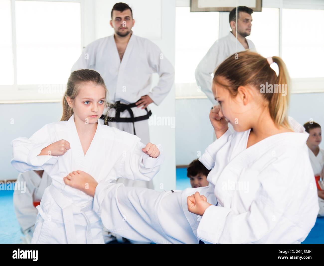 Mädchen trainieren während des Karate-Kurses Stockfoto