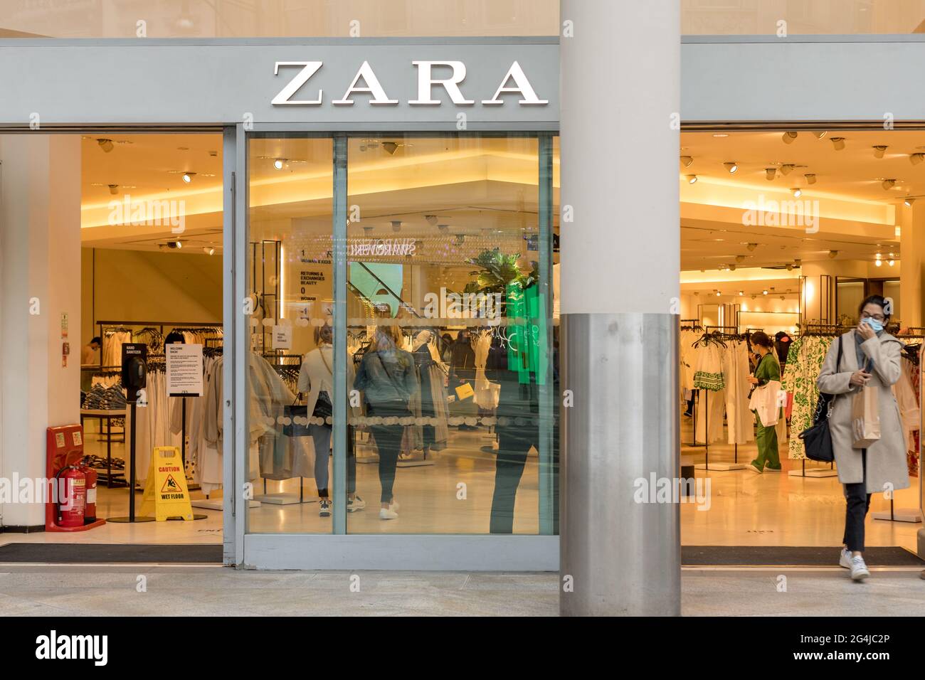 Das Zara-Logo ist in einem ihrer Geschäfte in der Oxford Street in London zu sehen. Stockfoto