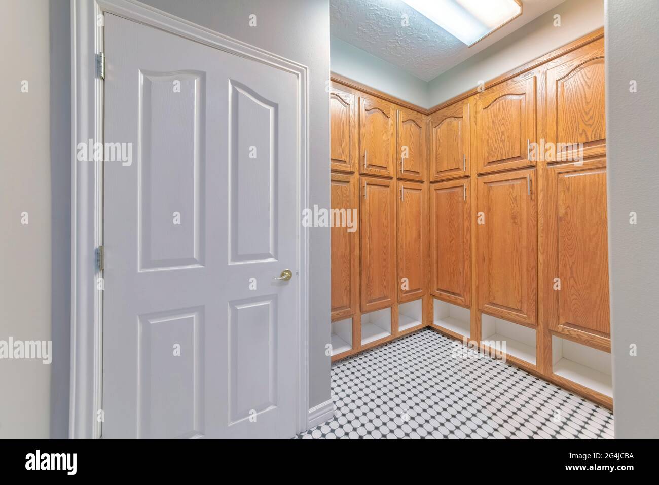 Garderobe mit Holzmöbeln Stockfoto