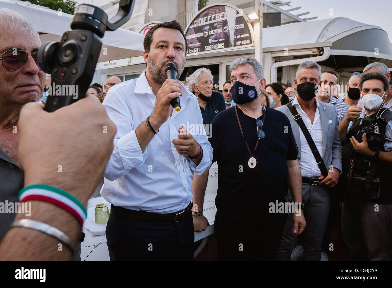 Siderno, Italien. Juni 2021. Matteo Salvini spricht während der Veranstaltung in der Manhattan Bar in SidernoIm Rahmen eines Treffens mit den Bürgern der Stadt förderte Matteo Salvini, Anführer der rechtspopulistischen Partei der Liga (Lega), die Kandidaten der Liga für die bevorstehenden Regionalwahlen. Antonino (Nino) Spirlì, der temporäre Regionalgouverneur, nahm ebenfalls an der Veranstaltung Teil. (Foto von Valeria Ferraro/SOPA Images/Sipa USA) Quelle: SIPA USA/Alamy Live News Stockfoto