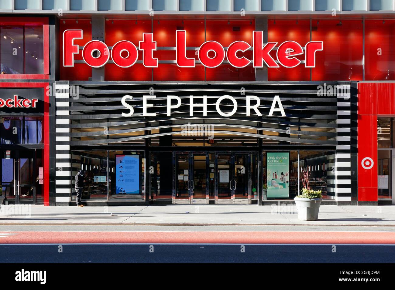Foot locker, Sephora, Target, 112 W 34. St, New York, NYC Schaufensterfoto von kommerziellen Schaufenstern auf dem Herald Square. Stockfoto
