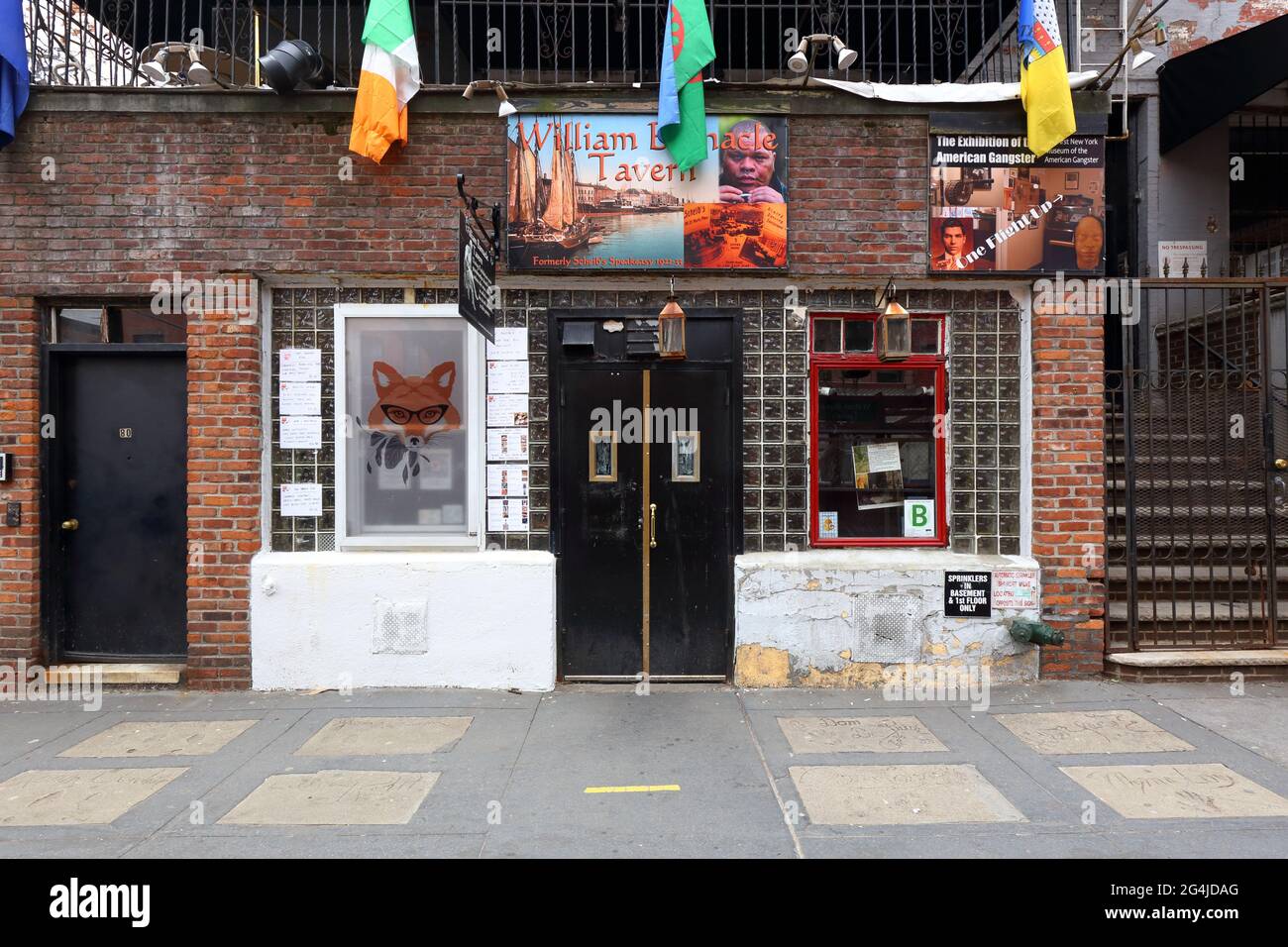 William Barnacle Tavern, 80 St Marks Place, New York, NYC Foto von einer Bar im East Village-Viertel von Manhattan. Stockfoto