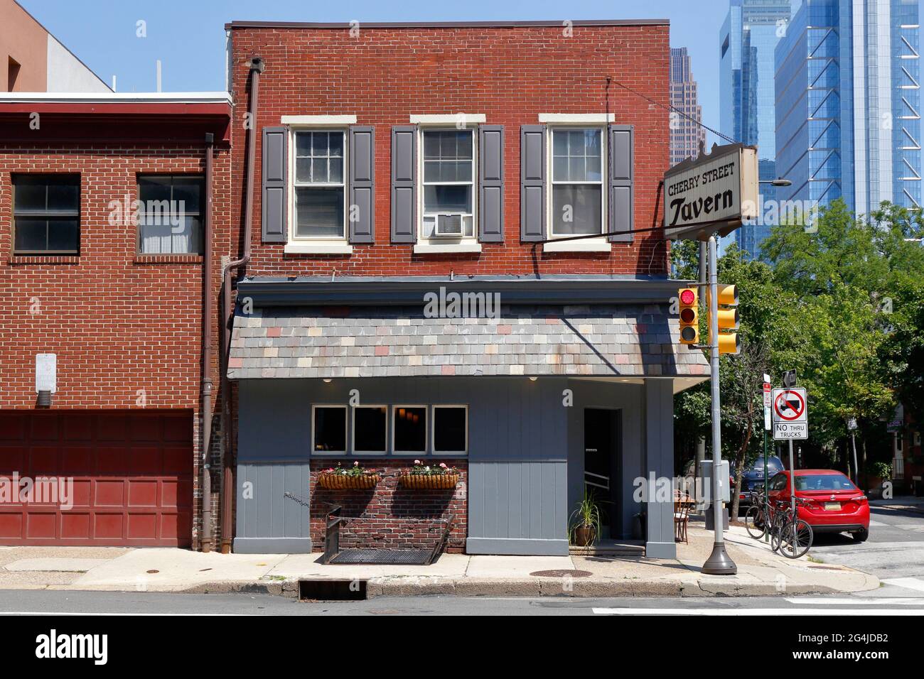 Cherry Street Tavern, 129 N 22nd St, Philadelphia, PA. Außenfassade einer Bar am Logan Square. Stockfoto