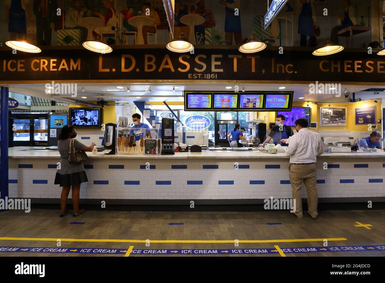 Bassetts Ice Cream im Reading Terminal Market, Philadelphia, PA. Innenraum einer Eisdiele. Stockfoto