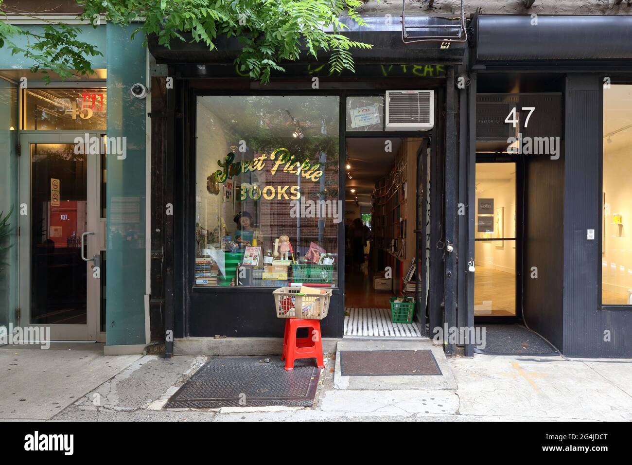 Sweet Pickle Books, 47 Orchard St, New York, NYC Schaufensterfoto eines gebrauchten Buchladens und Pickle-Ladens in Manhattans Lower East Side. Stockfoto