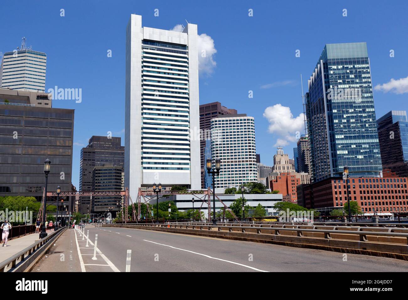 Blick auf die Innenstadt von Boston von der Summer Street Bridge, Boston, MA. Zu den Gebäuden im Hintergrund gehört die Federal Reserve Bank of Boston Stockfoto