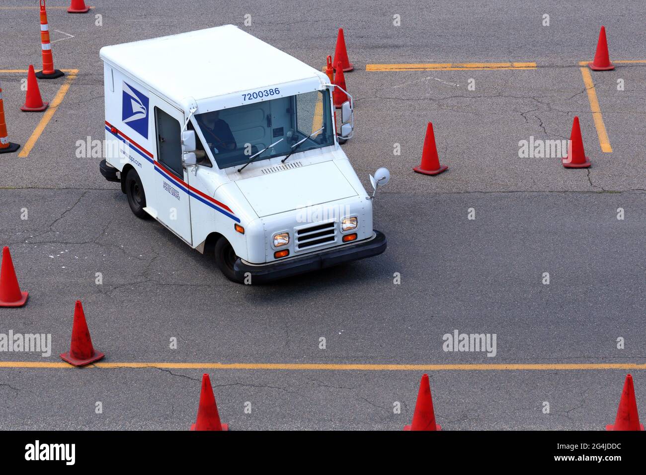 Ein Fahrer in einem US-Postauto fährt auf einem Hindernisparcours in einer Trainingseinrichtung Stockfoto