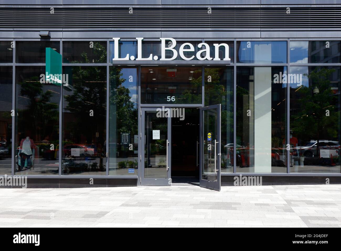L.L.Bean, 56 Seaport Blvd, Boston, MA. Außenfassade eines Outdoor Sport- und Campinggeschäftes im Seaport District. Stockfoto