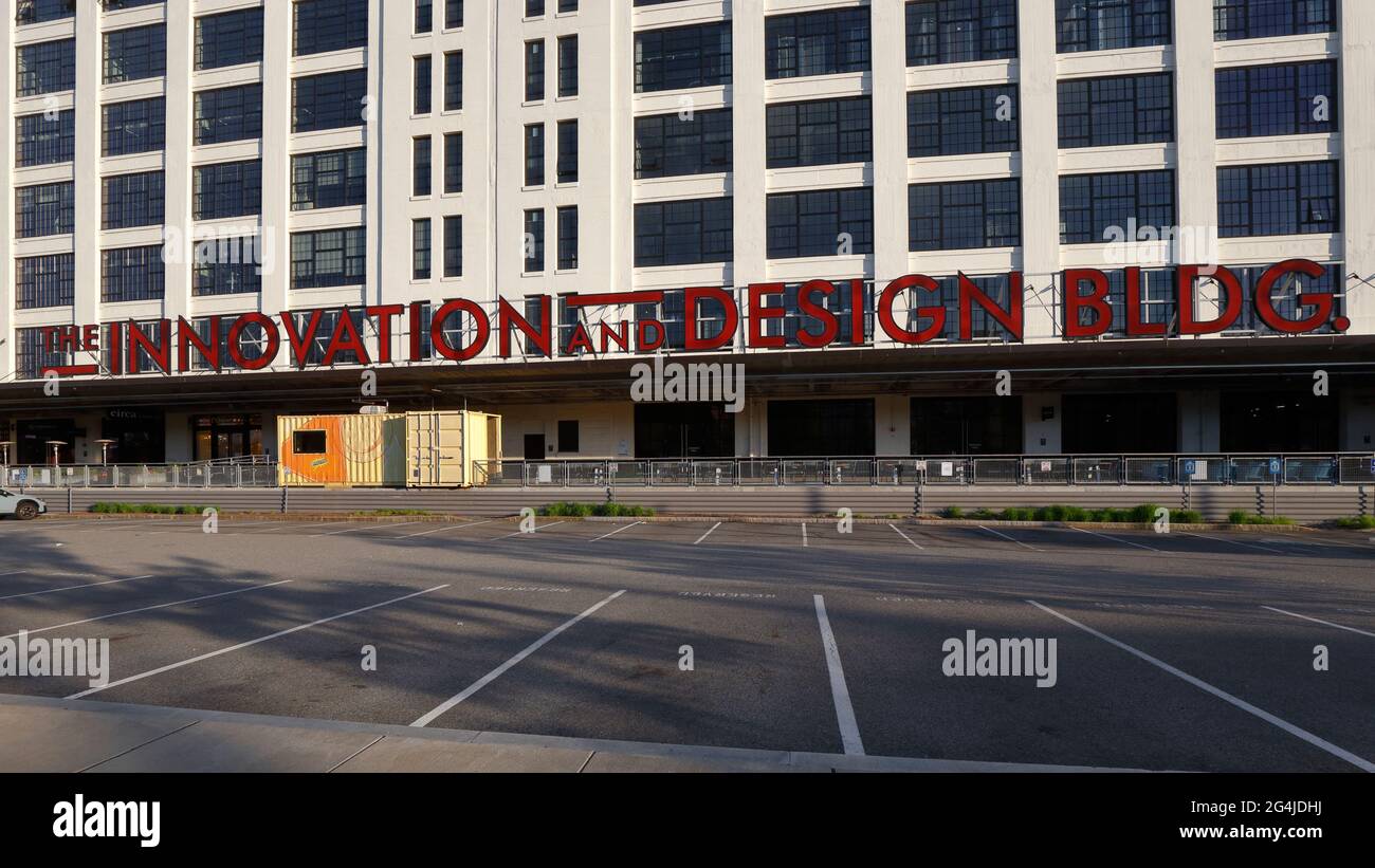 Innovation and Design Building, 21-25 Drydock Ave; Boston Design Center, 1 Design Place, Boston, MA. Ein gemischtes Gewerbe- und Industriegebäude in Stockfoto