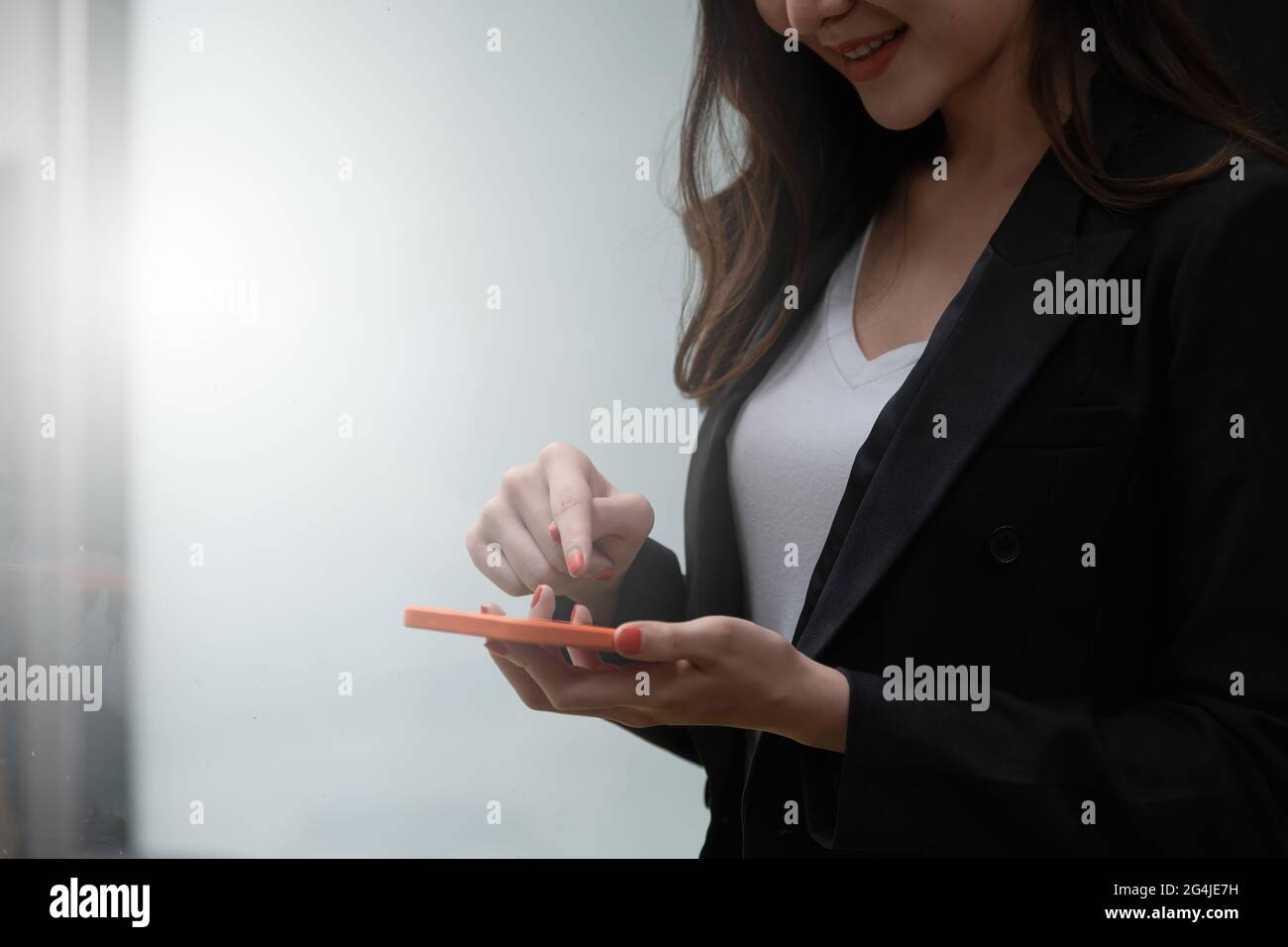 Eine Geschäftsfrau vervollständigt KYC mithilfe eines Online-Banking-Programms, um ein digitales Sparkonto zu eröffnen. Die Definition von Cyber-Sicherheit. Stockfoto