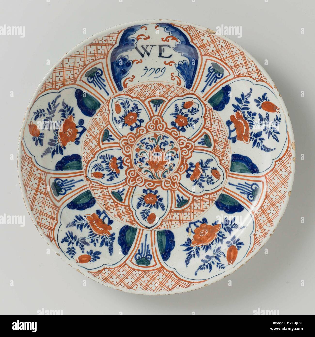 . Fayenceteller, mehrfarbig bemalt mit einer Zusammenstellung chinesischer Motive, den Initialen We und dem Jahr 1709. Stockfoto
