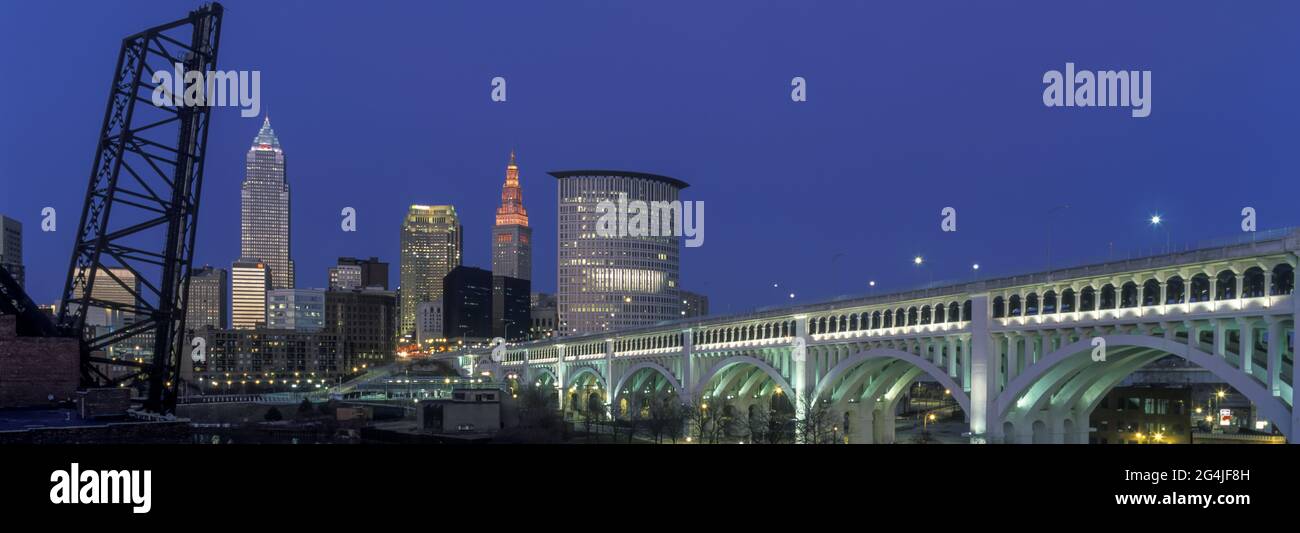 2010 HISTORISCHER CUYAHOGA-FLUSS AM SETTLERS LANDING PARK DOWNTOWN SKYLINE CLEVELAND OHIO USA Stockfoto