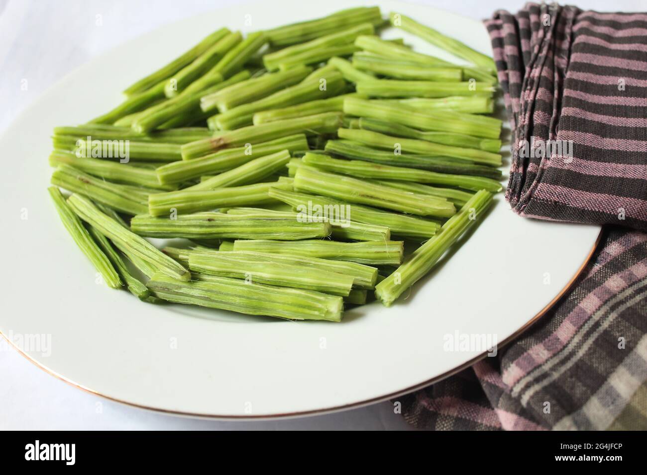 moringa oleifera Stücke auf Teller, moringa oleifera Stücke fertig zum Kochen, Lebensmittelkonzept Stockfoto