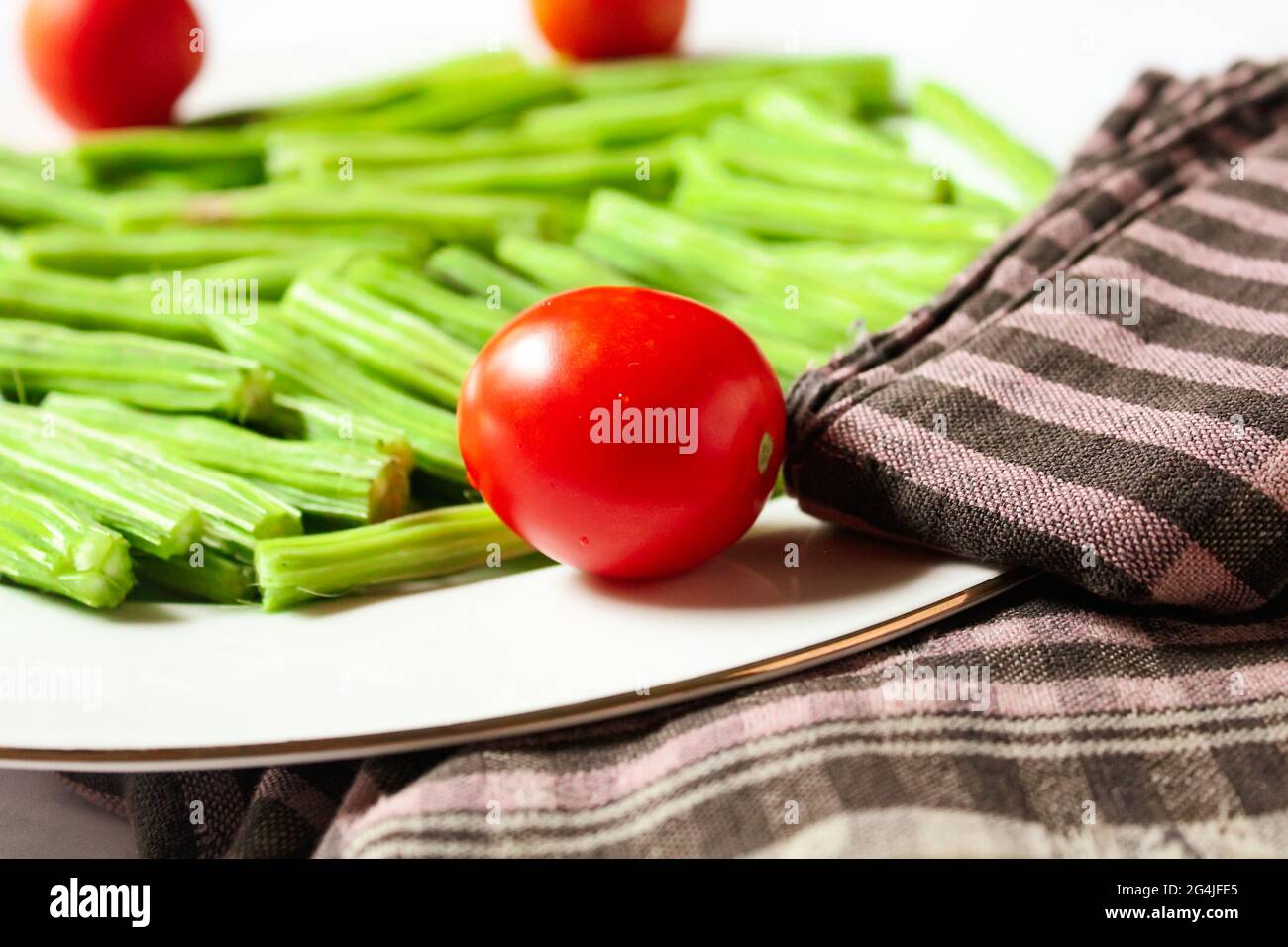 Tomatoe und Drumstick Stück auf weißem Teller, neue Tomatoe Obst Stock Bild, wie Sie brauchen. Stockfoto