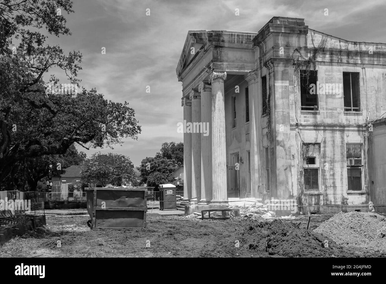 NEW ORLEANS, LA, USA - 14. JUNI 2021: Historisches Carrollton Courthouse während der Renovierung (in schwarz-weiß) Stockfoto