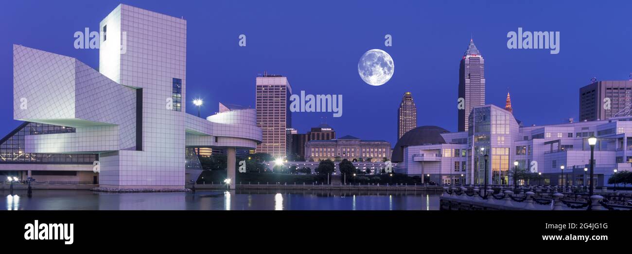 2010 HISTORISCHE ROCK AND ROLL HALL OF FAME (©I M PEI 1995) GREAT LAKES SCIENCE CENTER (©E VERNER JOHNSON 1996) SKYLINE VON CLEVELAND OHIO USA Stockfoto