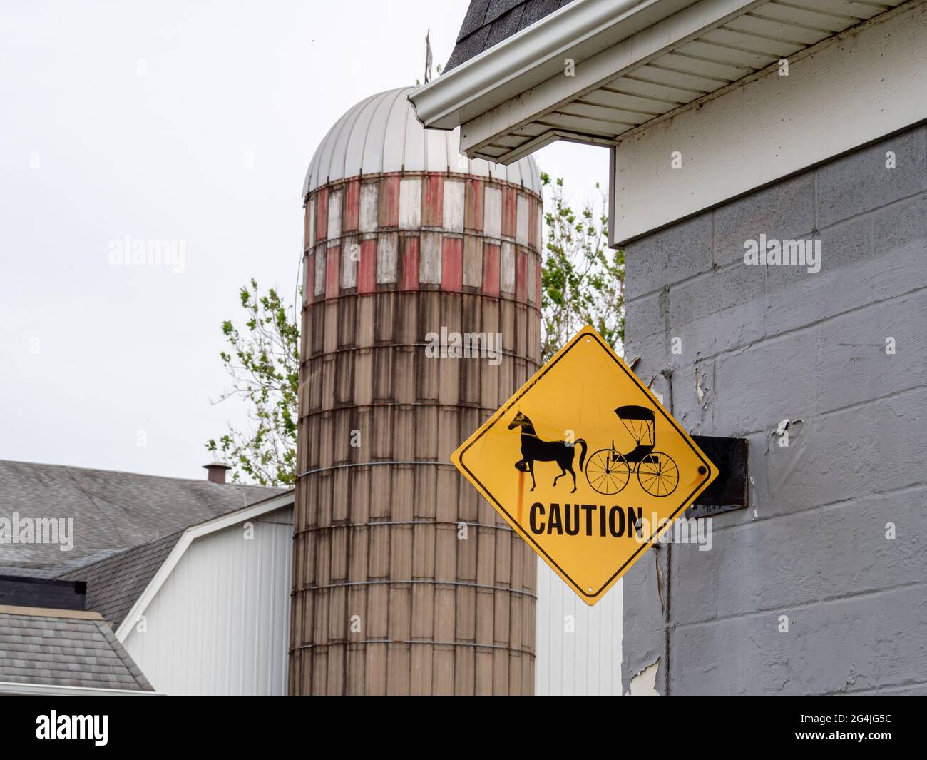 Amish Farm mit gelbem Buggy-Straßenschild Stockfoto