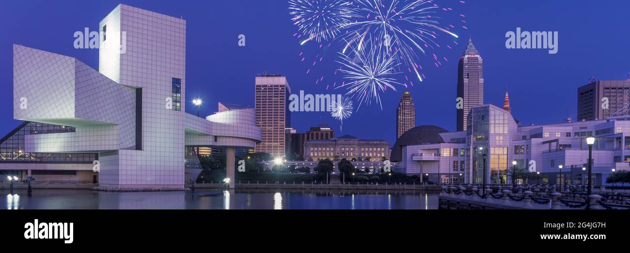 2010 HISTORISCHE ROCK AND ROLL HALL OF FAME (©I M PEI 1995) GREAT LAKES SCIENCE CENTER (©E VERNER JOHNSON 1996) SKYLINE VON CLEVELAND OHIO USA Stockfoto