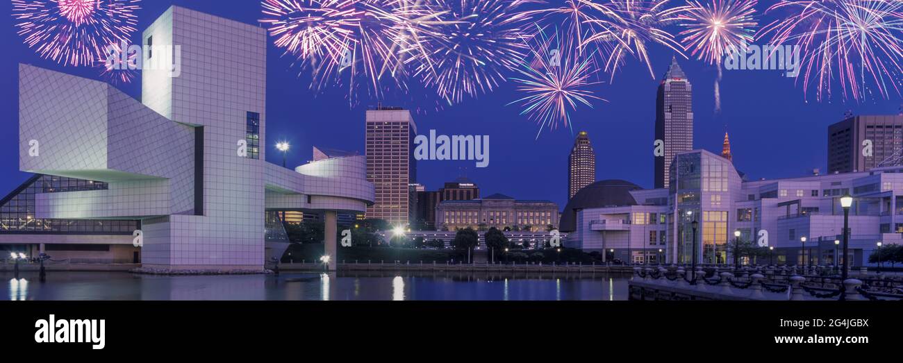 2010 HISTORISCHE ROCK AND ROLL HALL OF FAME (©I M PEI 1995) GREAT LAKES SCIENCE CENTER (©E VERNER JOHNSON 1996) SKYLINE VON CLEVELAND OHIO USA Stockfoto