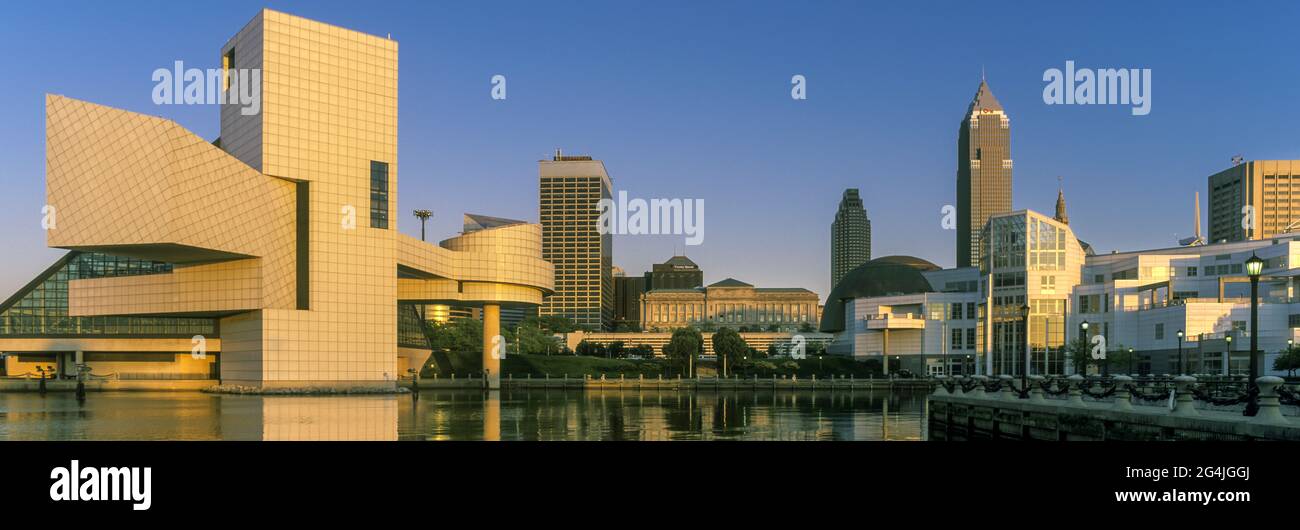 2010 HISTORISCHE ROCK AND ROLL HALL OF FAME (©I M PEI 1995) GREAT LAKES SCIENCE CENTER (©E VERNER JOHNSON 1996) SKYLINE VON CLEVELAND OHIO USA Stockfoto