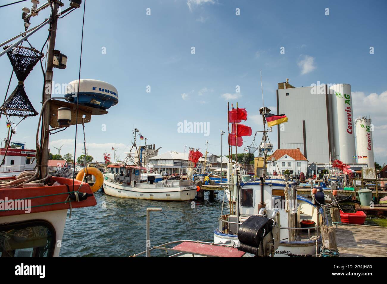 Fehmarn, Deutschland. Juni 2021. Im Stadthafen Burgstaaken liegen verschiedene Fischerboote an einer Anlegestelle. Das Hafen Becken ist, zu einer Tiefe von fünf Metern auszubaggern, sodass der kleine Hafen wieder konkurrenzfähig wird. (To dpa 'Fehmarn will Burgstaaken Stadthafen vertiefen') Quelle: Gregor Fischer/dpa/Alamy Live News Stockfoto