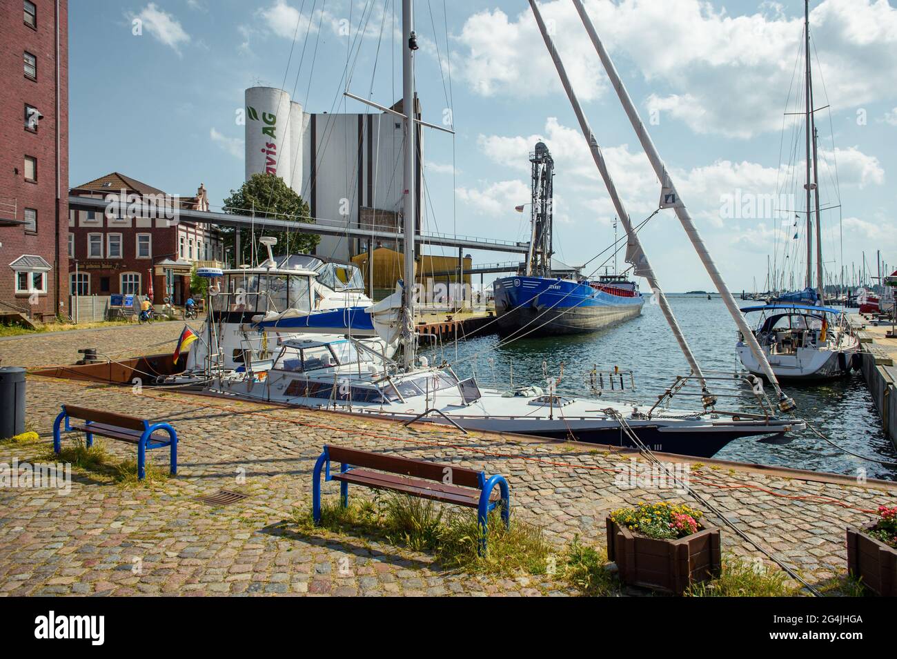 Fehmarn, Deutschland. Juni 2021. Im Stadthafen Burgstaaken liegen verschiedene Boote an einer Anlegestelle. Das Hafen Becken ist, zu einer Tiefe von fünf Metern auszubaggern, sodass der kleine Hafen wieder konkurrenzfähig wird. (To dpa 'Fehmarn will den Stadthafen Burgstaaken vertiefen') Quelle: Gregor Fischer/dpa/Alamy Live News Stockfoto