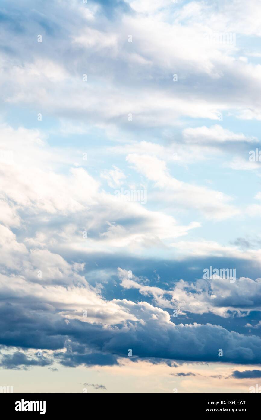 Dynamische Darstellung von Wolken am späten Nachmittags-Himmel Stockfoto