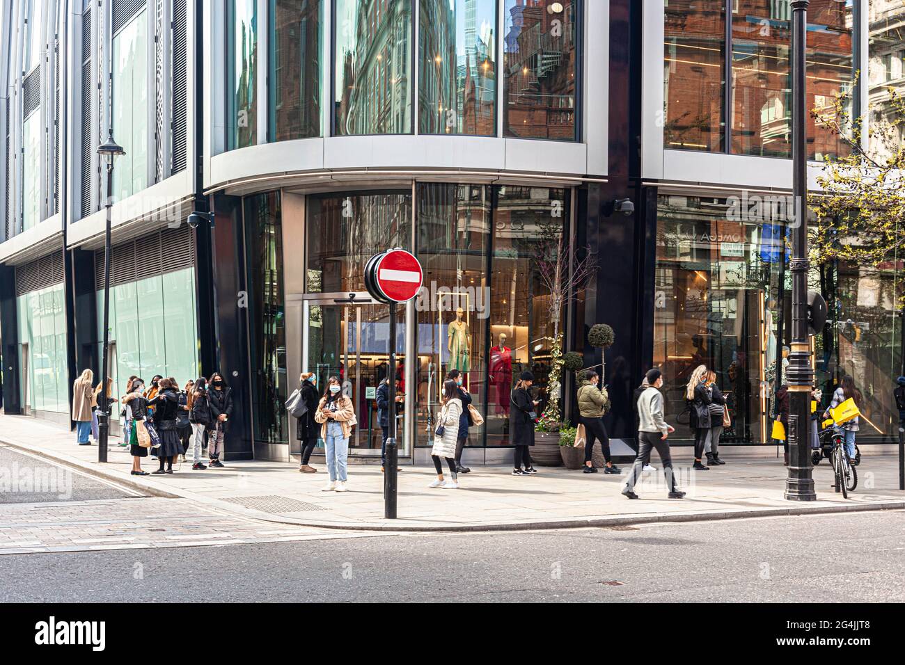 Schlange von Frauen vor einem Bekleidungsgeschäft, Oxford Street, London, England, Großbritannien. Stockfoto