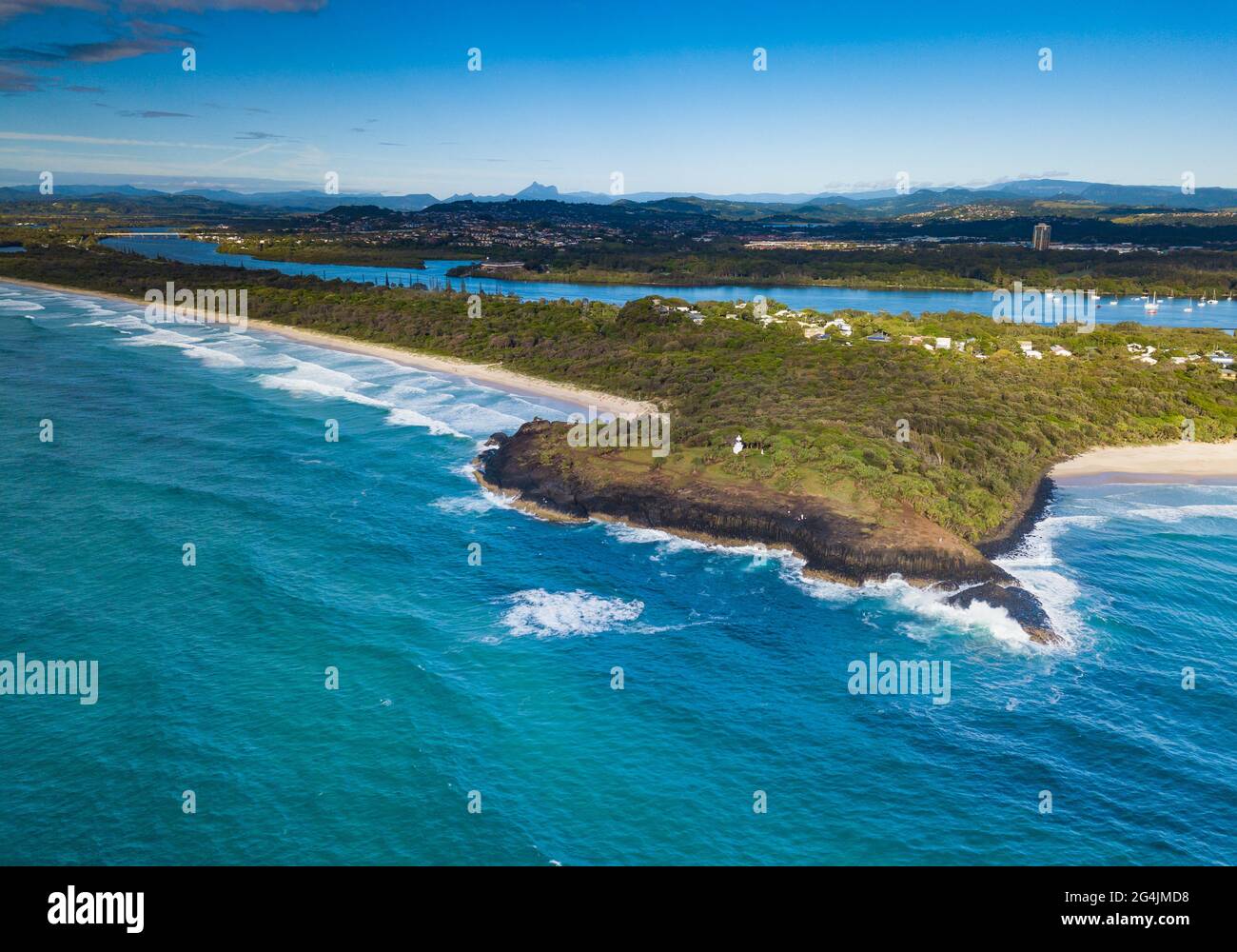 Fingal Head Leuchtturm und sechseckige vulkanische Felssäulen vor der Tweed Heads Coast, NSW Australien Stockfoto
