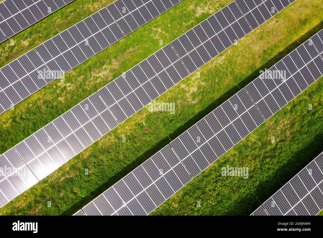 Sonnenkollektoren aus der Vogelperspektive. Gefilmt von der Drohne Stockfoto