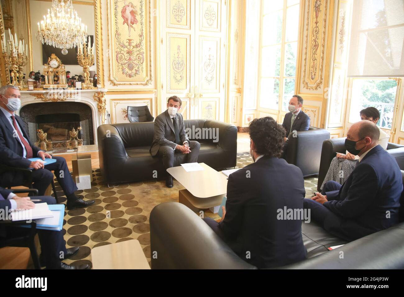 Frrench-Präsident Emmanuel Macron (C) trifft sich am 21. Juni 2021 mit Andorras Regierungschef Xavier Espot Zamora und General Syndic des Generalrats von Andorra Roser Sune Pascuet a​t im Elysée-Palast in Paris, Frankreich. Foto von J.E.E/Pool/ABACAPRESS.COM Stockfoto