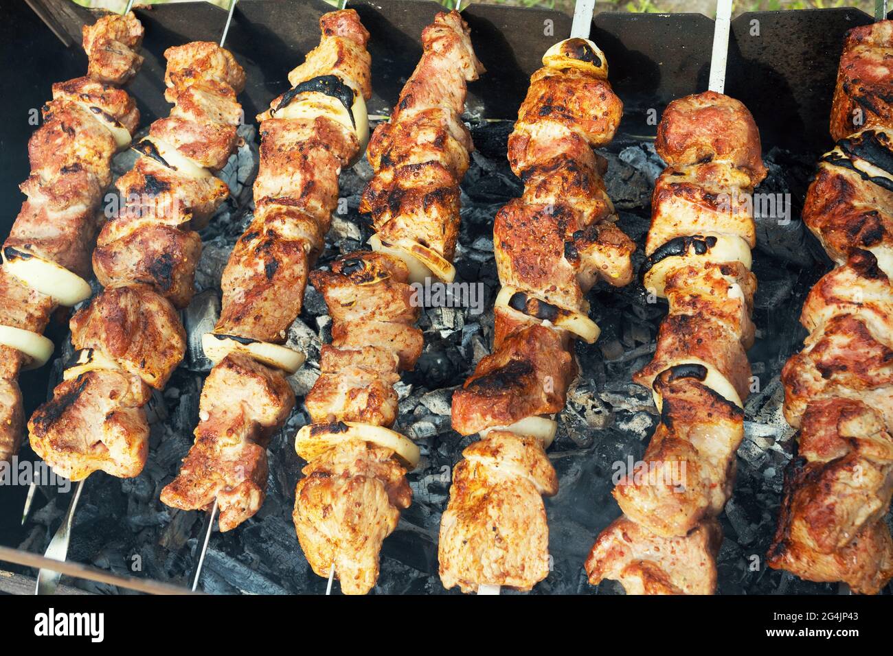 Marinierte schaschlik Vorbereitung auf einem Grill über Kohle. Schaschlik oder Shish Kebab populär in Osteuropa. (Shashlyk aufgespießt Fleisch) war Ursprung Stockfoto