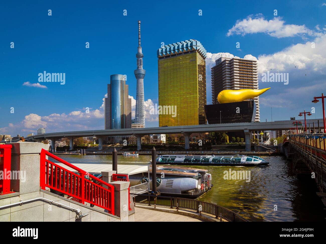 Asakusa Pier mit Tokyo Cruise Schiffen auf dem Fluss Sumida mit Asahi Beer Hall und Skytree Tower im Hintergrund Stockfoto