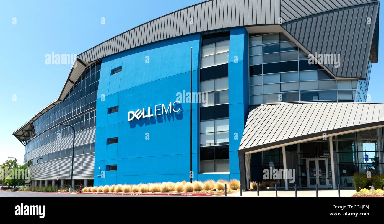 Dell EMC Logo, unterschreiben Sie auf dem Büro des Unternehmens für Computerdatenspeicherung in Silicon Valley. - Santa Clara, Kalifornien, USA - 2021 Stockfoto